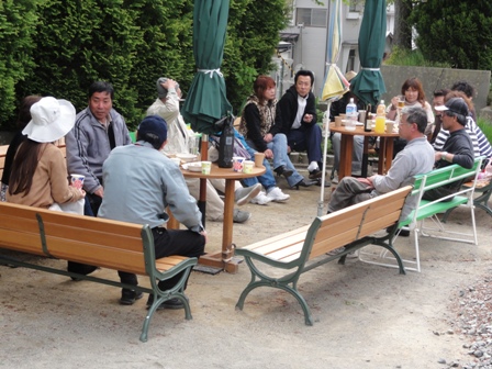 地元の方々と輪になって語り合い