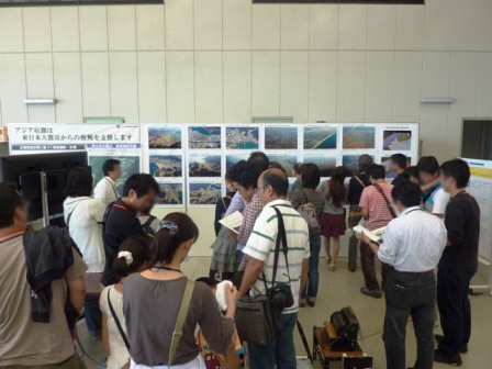 社員による航空機・撮影機材説明の様子