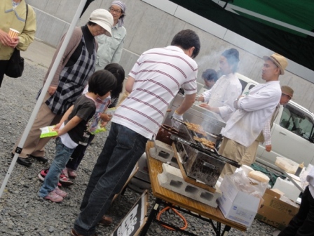 焼き鳥係の弊社社員