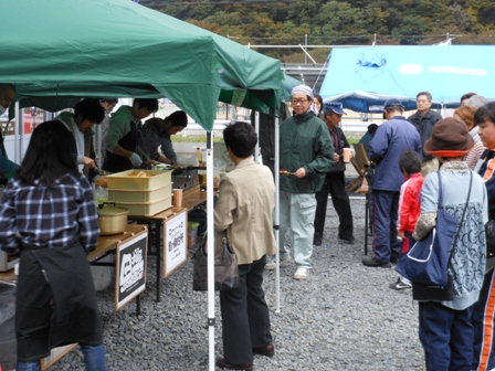 住民の方々を前に調理開始