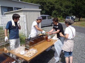 焼き鳥をつくる弊社社員