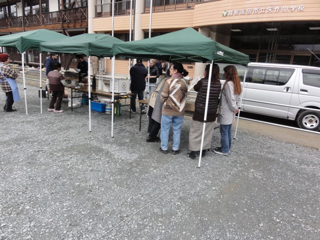 地元のお母さんたちが既にスタンバイ!