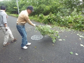 即席箒で路面を清掃