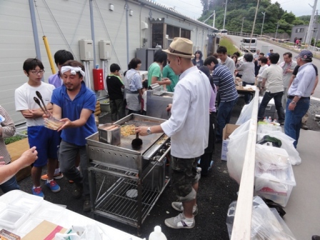 焼きそばを配る弊社社員