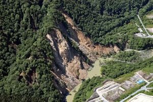 写真-1　石淵ダム下流右岸の崩壊