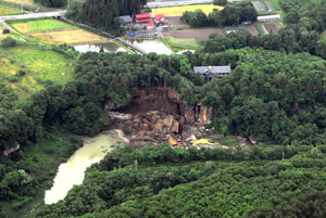 写真-3　磐井川左岸の河岸段丘の崩落