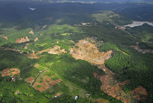 写真-4　栗駒ダム上流（冷沢）の地すべり