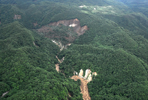 写真-6　栗駒ダム上流（御沢右岸）の地すべり