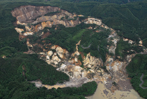 写真-8　荒砥沢ダム上流部の大規模地すべり