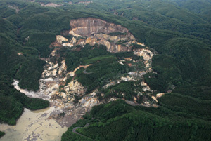 写真-9　荒砥沢ダム上流部の大規模地すべり