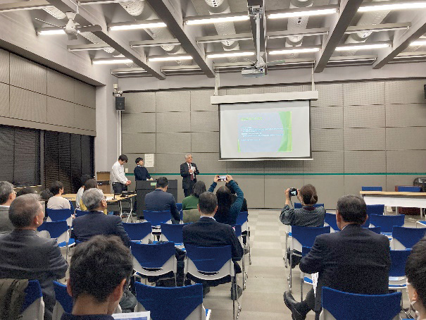 写真：復興デザイン全国大会での講評の様子