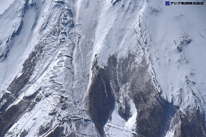 富士山スラッシュ雪崩 斜め空中写真_3