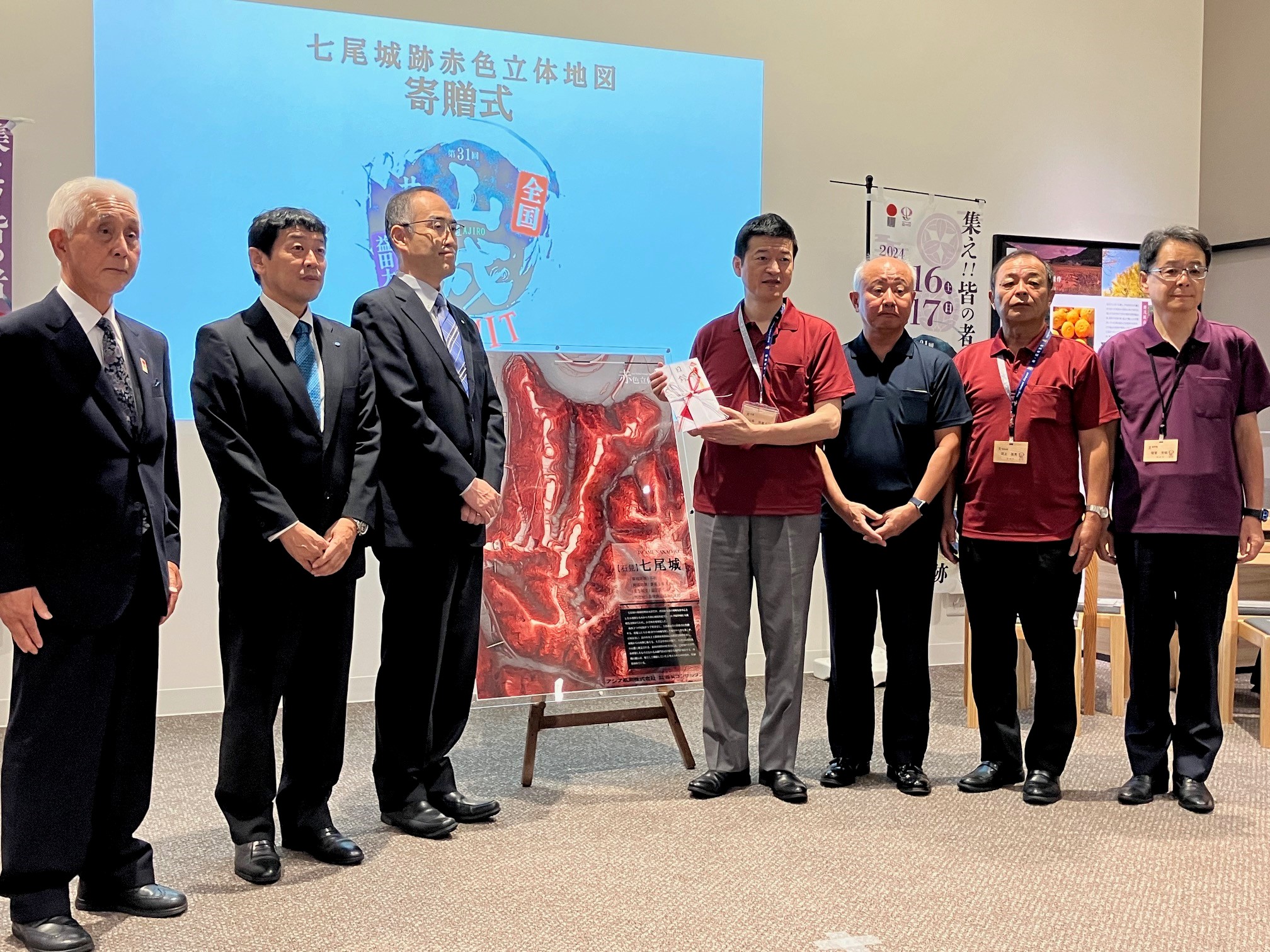 七尾城赤色立体地図寄贈式
