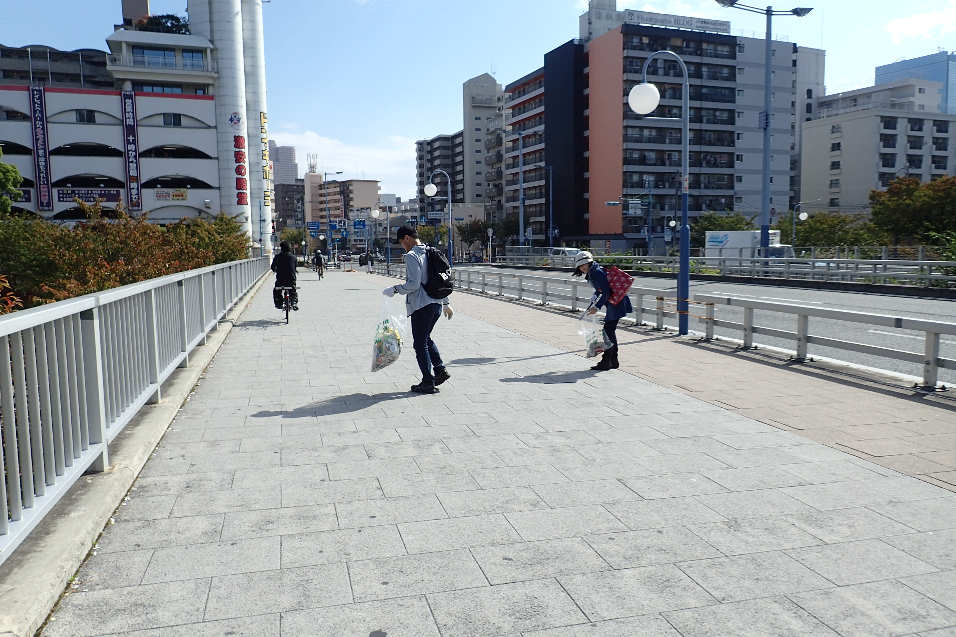 橋の上も清掃致します