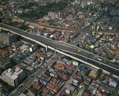 折れ崩れる道路（いずれもアジア航測撮影） 