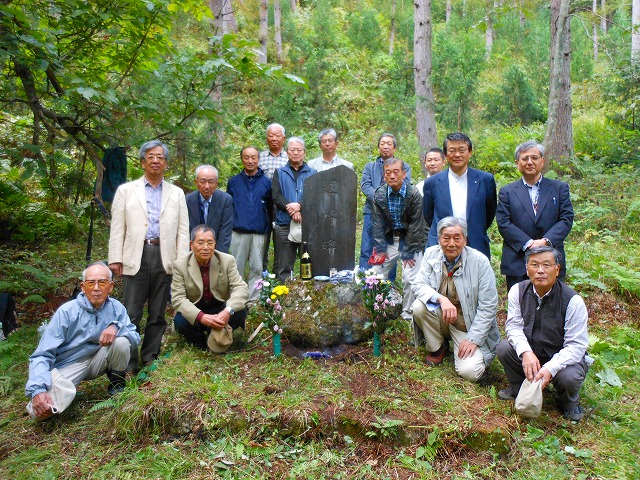 追悼碑を囲んで参加者全員